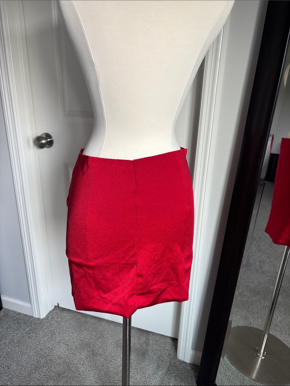 Figure-Flattering Red Mini Skirt - Picture 4 of 4